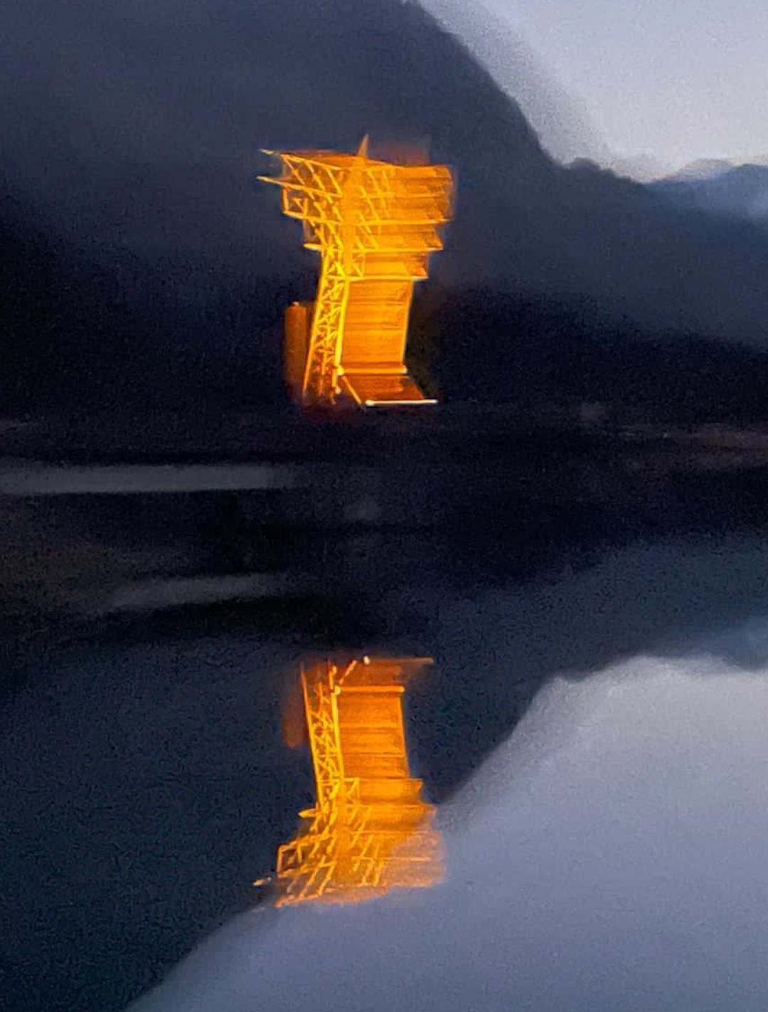 Orange über dem Wasser, Orange am Berg